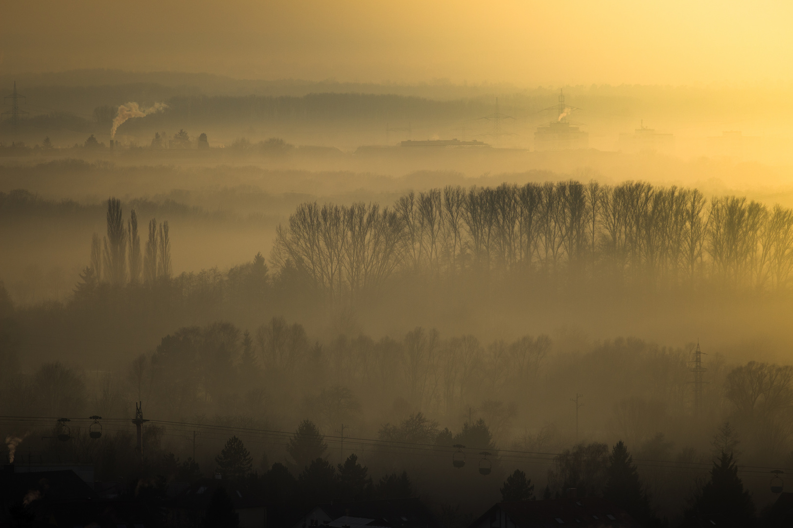 Urbane Nebellandschaft im Sonnenuntergang