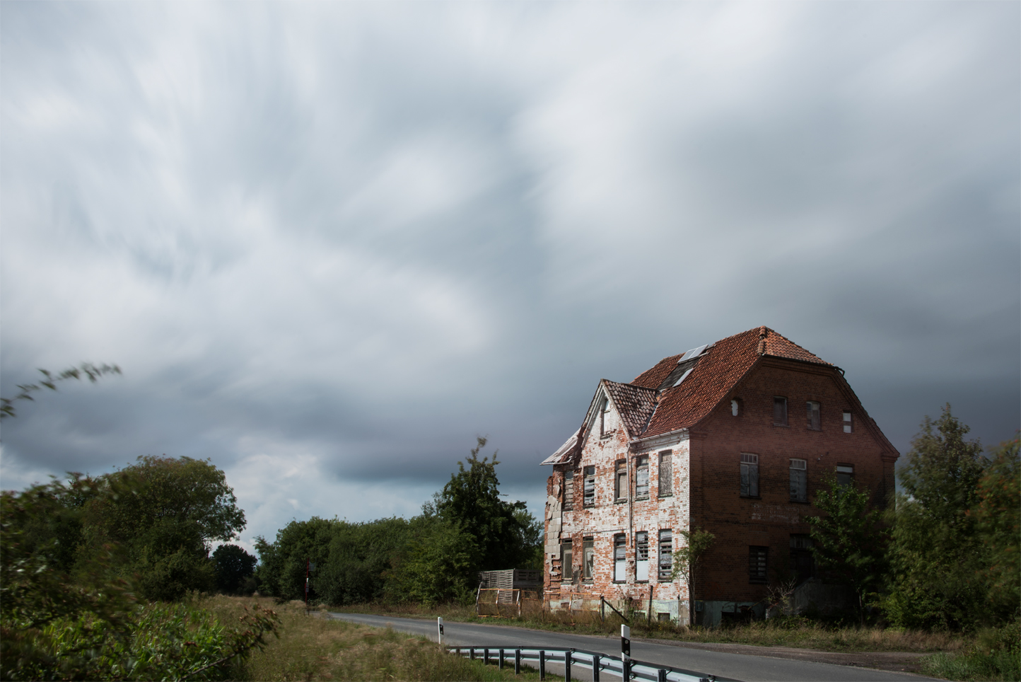 Urbanes Gebäude mit ziehenden Wolken