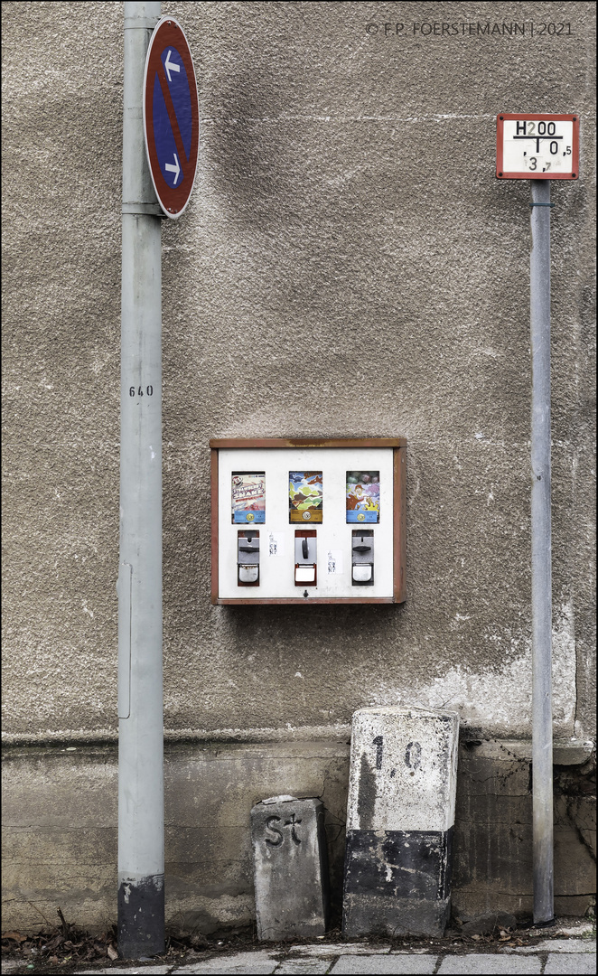 Urbanes Stillleben mit Automat