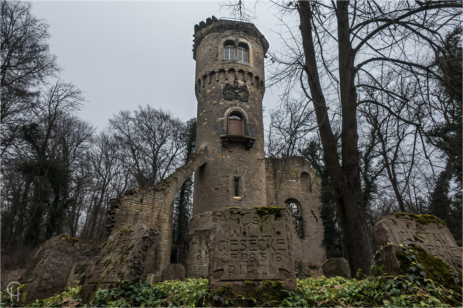 Urbex - Der geheimnisvolle Gräber Turm im Wald