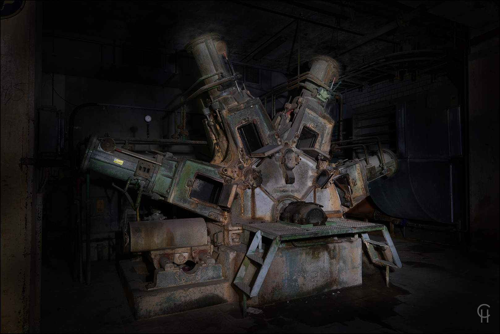 Urbex Fabrik - Die seltsame Maschine in der Dunkelheit
