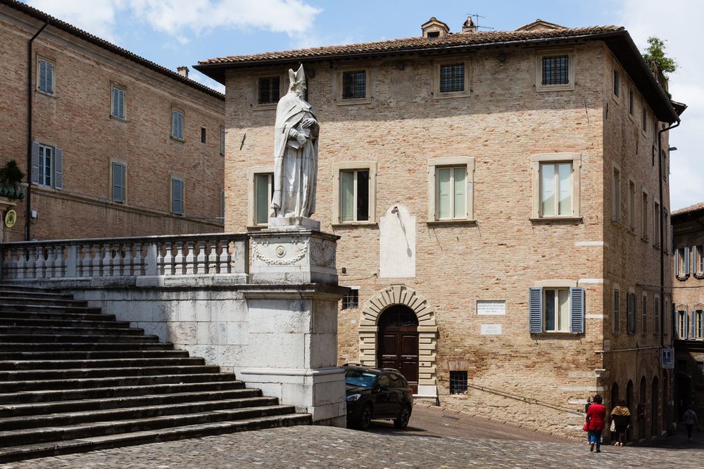 Urbino, Aufgang zum Dom