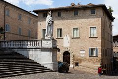 Urbino, Aufgang zum Dom