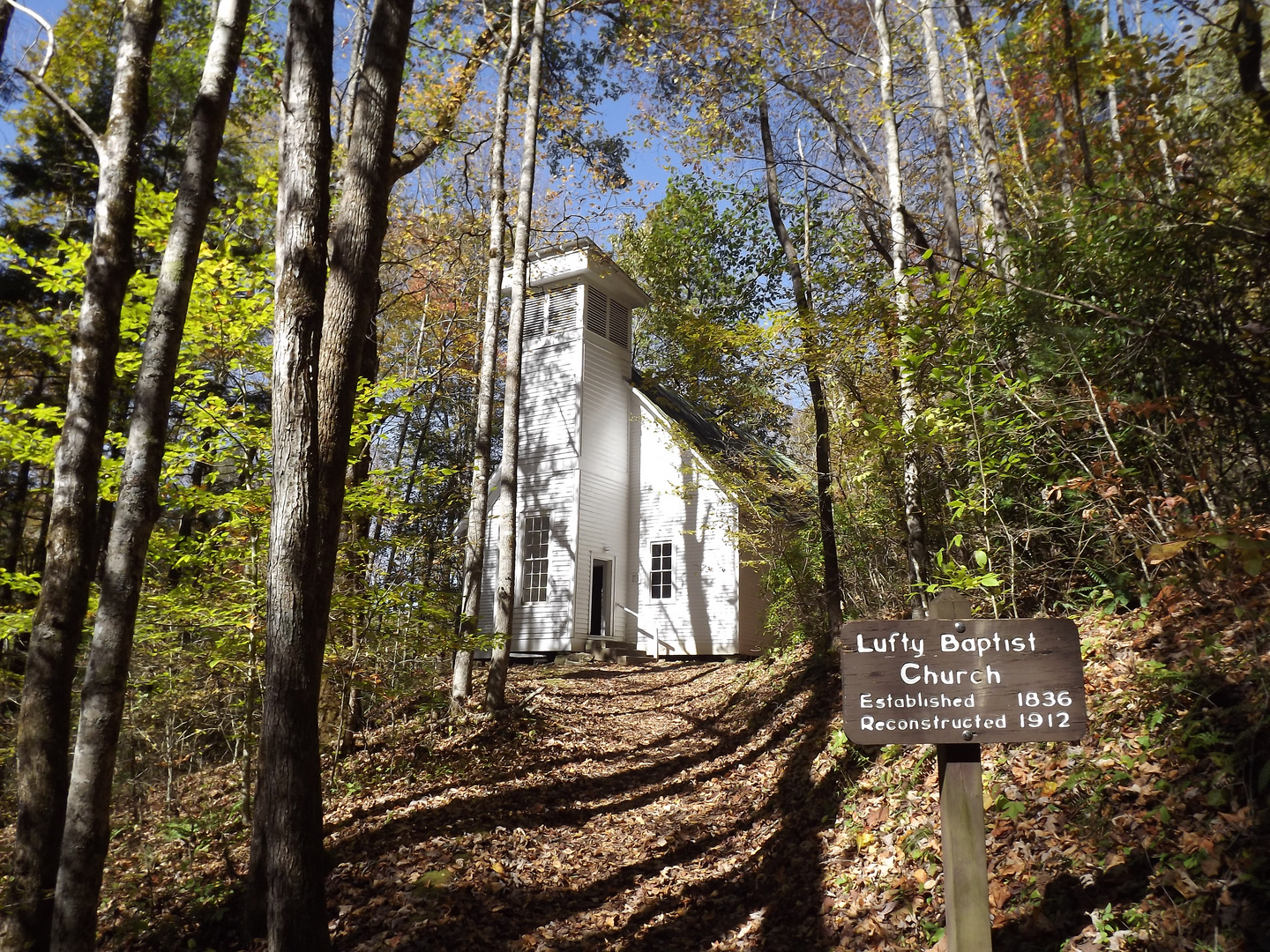 Urige Kirche im Wald