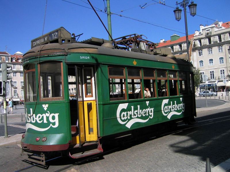 Urige Straßenbahn in Lissabon