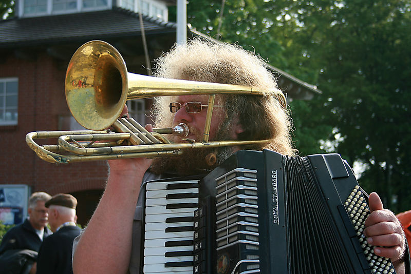 Uriger Musiker an der Seebrücke in Zingst auf Fischland-Darß