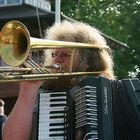 Uriger Musiker an der Seebrücke in Zingst auf Fischland-Darß