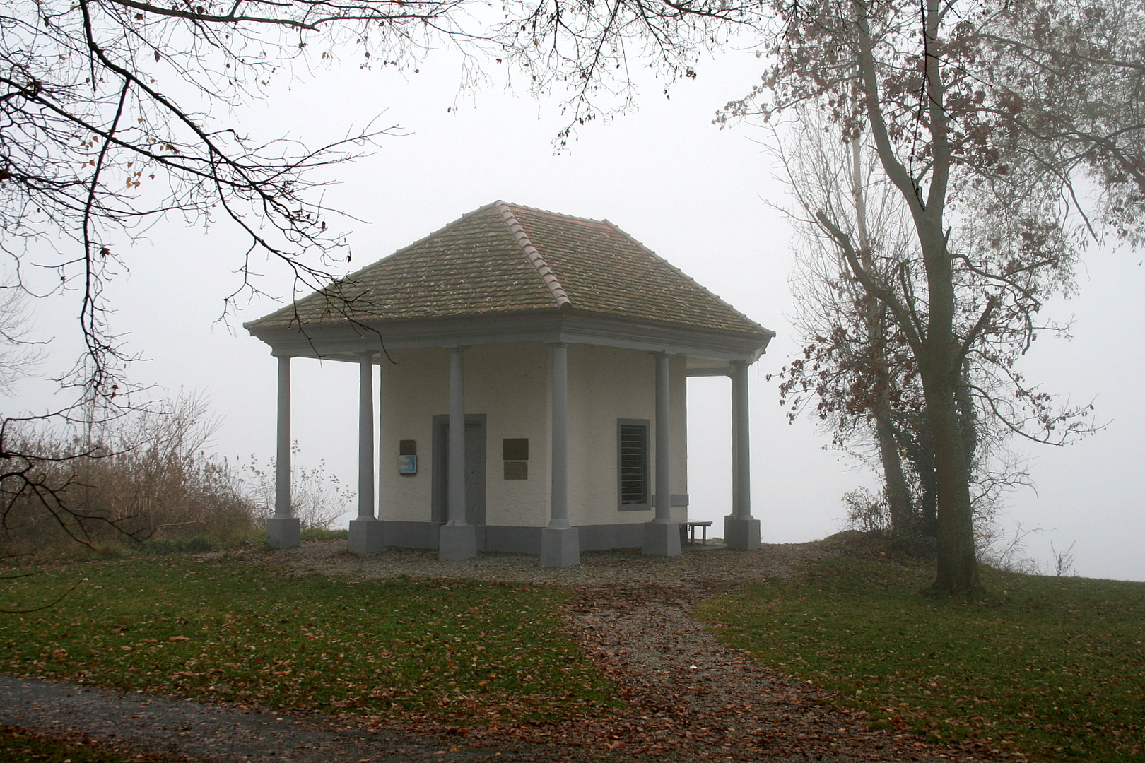 Urkundenhäusle im Nebel (im Hintergrund der Bodensee)