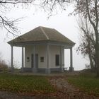 Urkundenhäusle im Nebel (im Hintergrund der Bodensee)