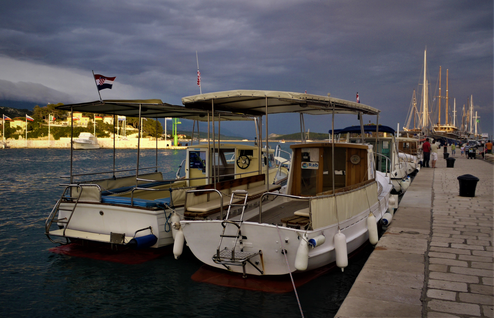 Urlaub 2016 - Durchblick am Hafen der Stadt Rab mit abendlicher Gewitterstimmung