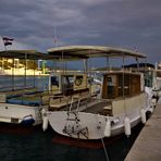 Urlaub 2016 - Durchblick am Hafen der Stadt Rab mit abendlicher Gewitterstimmung