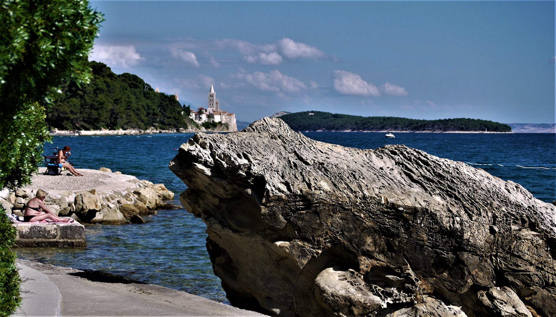 Urlaub 2016 - Steinstrand der Insel Rab an der Eufemija-Bucht mit Blick auf die Stadt