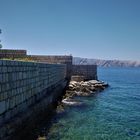Urlaub 2018 auf der Insel Rab - Befestigungsmauer der Insel Goli Otok und Blick auf den Kamenjak