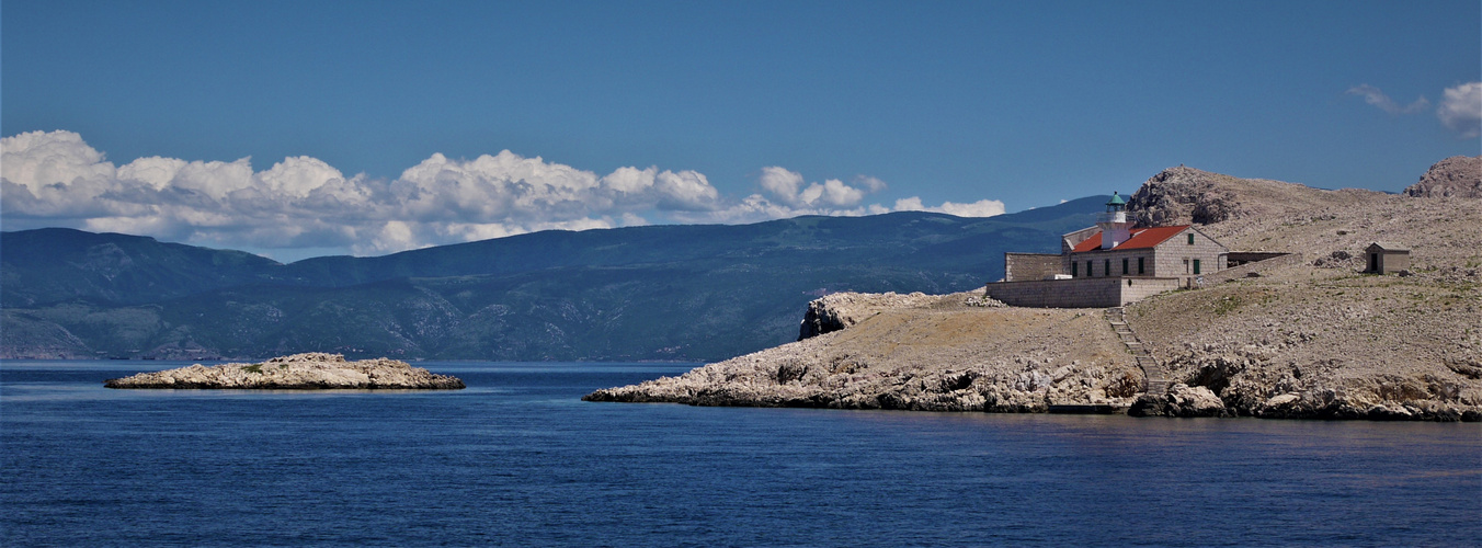 Urlaub 2018 auf der Insel Rab - Der Leuchtturm von Otok Prvic vor dem Velebit