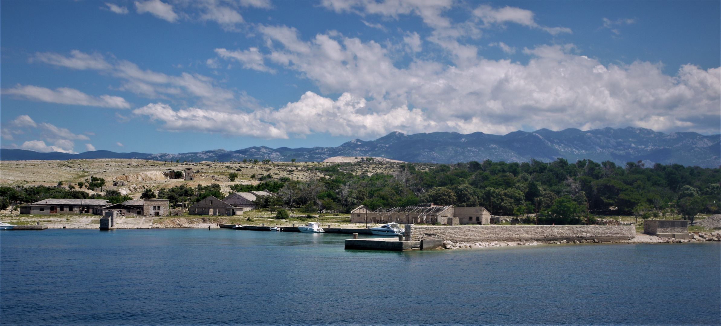 Urlaub 2018 - Panoramaansicht beim Auslaufen aus dem Besucherhafen von Goli Otok 2