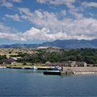 Urlaub 2018 - Panoramaansicht beim Auslaufen aus dem Besucherhafen von Goli Otok 2