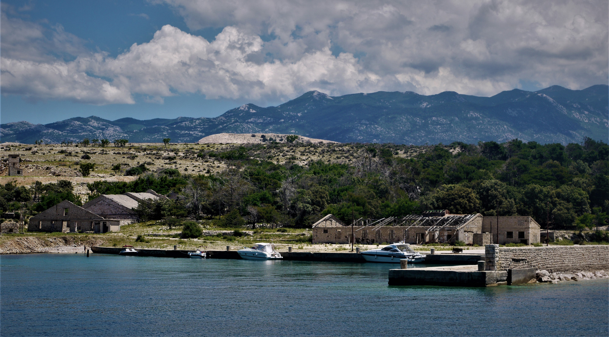 Urlaub 2018 - Panoramaansicht beim Auslaufen aus dem Besucherhafen von Goli Otok