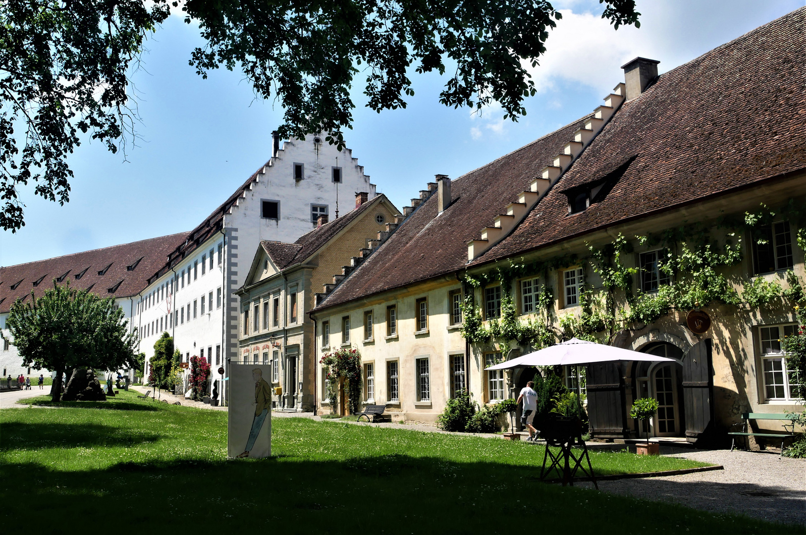 Urlaub 2021 Am Bodensee - Weiter Blick über die Werkstätten des Schlosses Salem