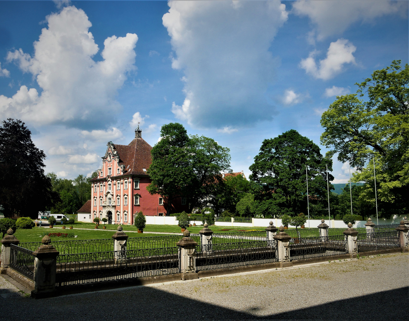 Urlaub am Bodensee 2021 - Schloss Salem Unteres Tor: Barocker Traum in Rosa