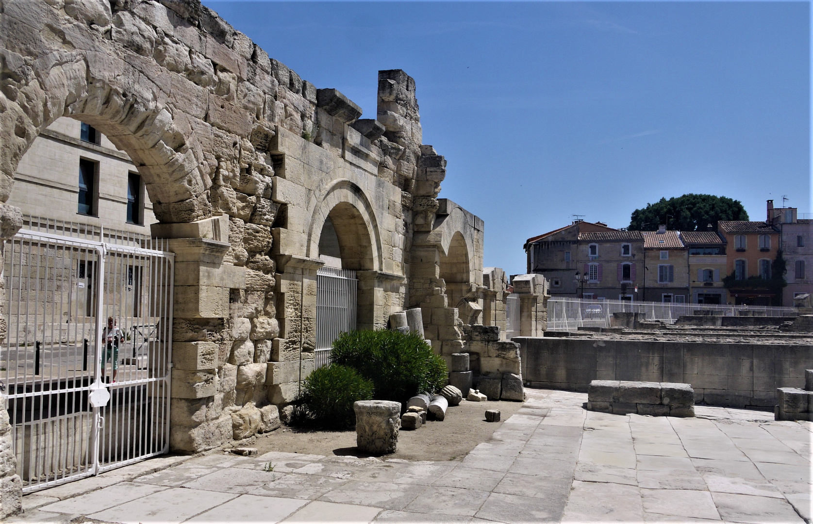 Urlaub In Arles 2014- Mauern und Rundbögen am Antiken Römischen Theater