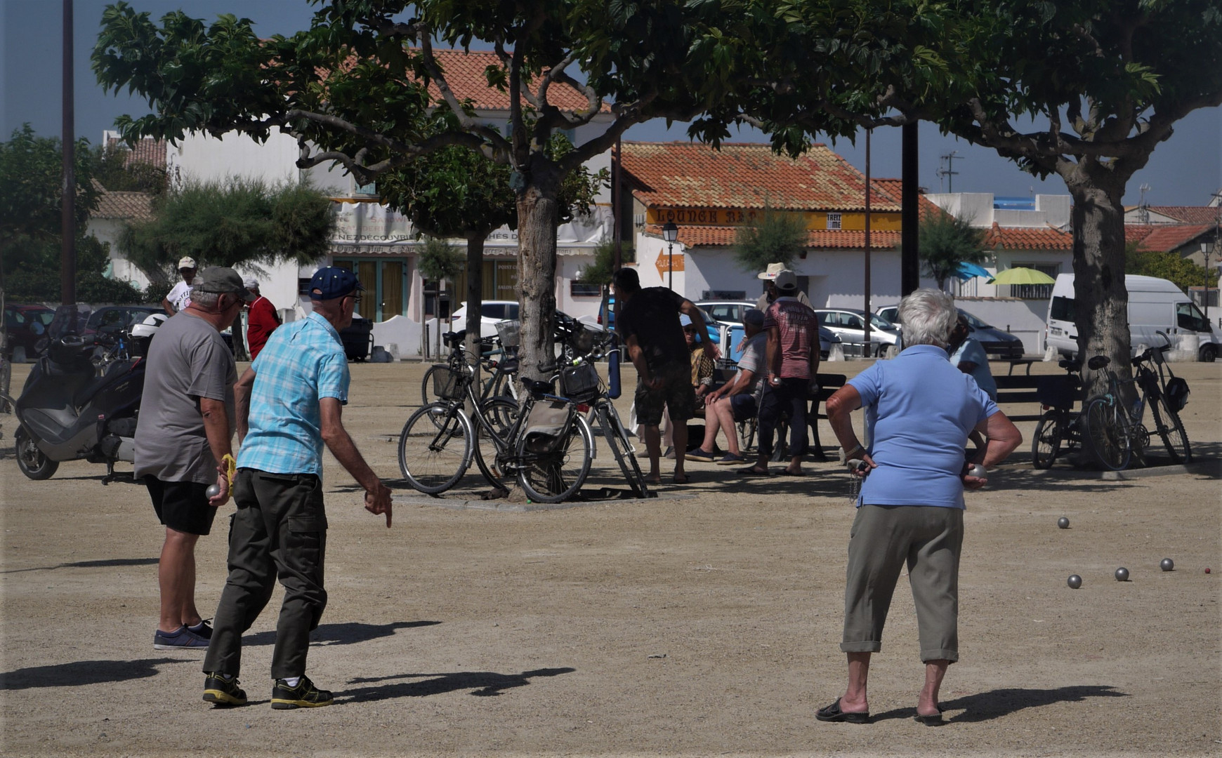 Urlaub in der Camargue 2014 - Senioren spielen Boules in Saintes-Maries- De-La-Mer