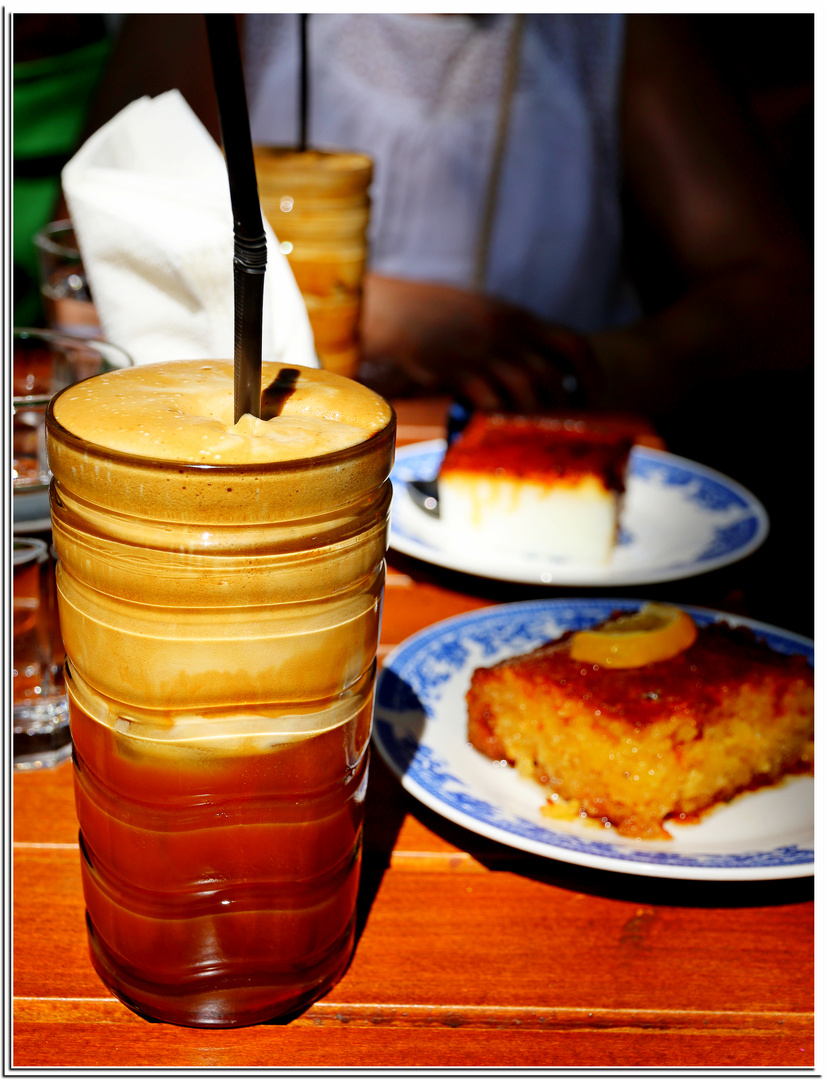 Urlaub in Griechenland, im Café...eiskalter Kaffee-Frappe und hausgemachter Orangenkuchen...