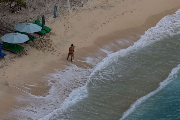 Urlaub pur - Paar am Stand 