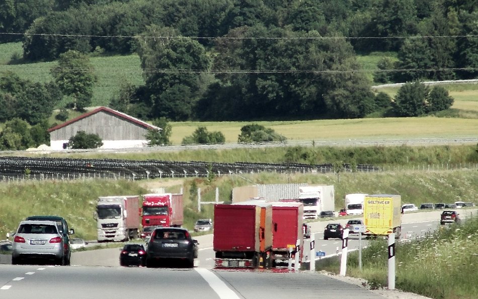 Urlaub . Reise . Zäh(er) . Verkehr . Stau . Zeit