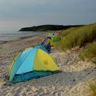 Urlauber resavieren Strandplätze für ihren Urlaub..typisch Deutsch