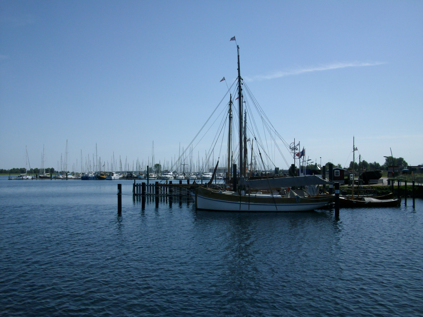 Urlaubsblau am Wasser mit Segelschiff