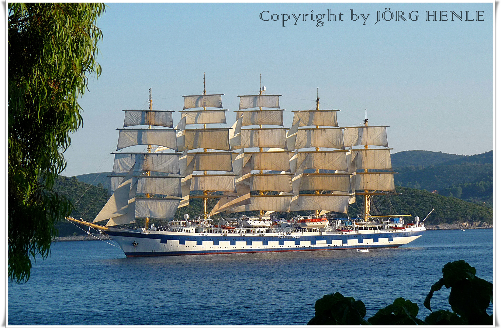 Urlaubssegelschiff bei abendlicher Ausfahrt in Orebic