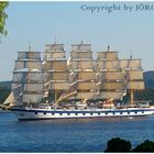 Urlaubssegelschiff bei abendlicher Ausfahrt in Orebic