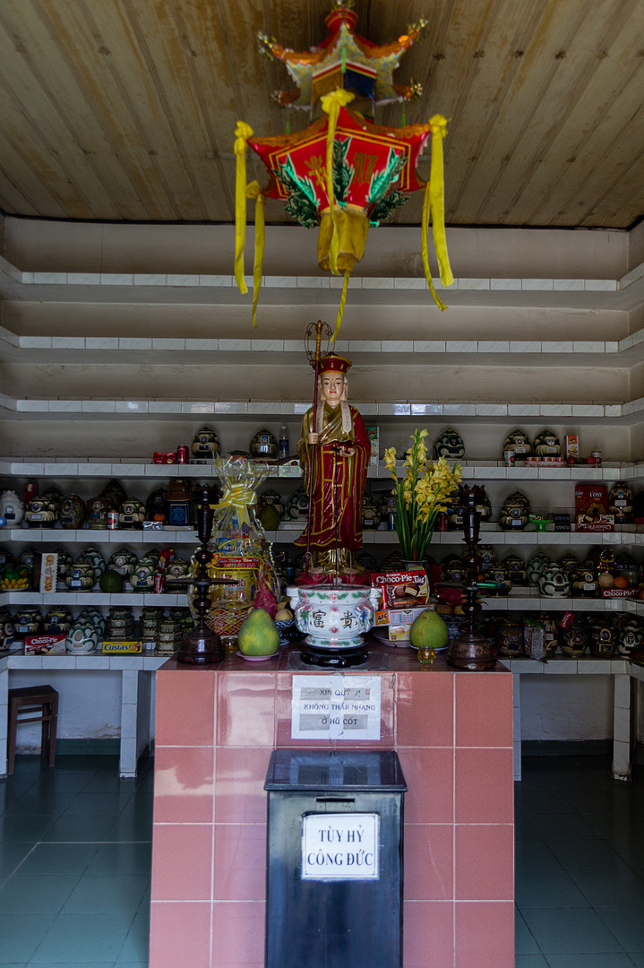Urnen in einem buddhistischem Tempel in Saigon