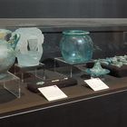 Urnes funéraires en verre et basalmaire (1er et 2ème siècles)