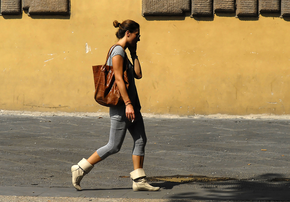 Ur...Ur-Enkelin auf der Piazza Napoleone, Lucca