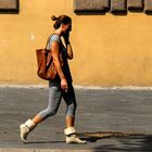 Ur...Ur-Enkelin auf der Piazza Napoleone, Lucca