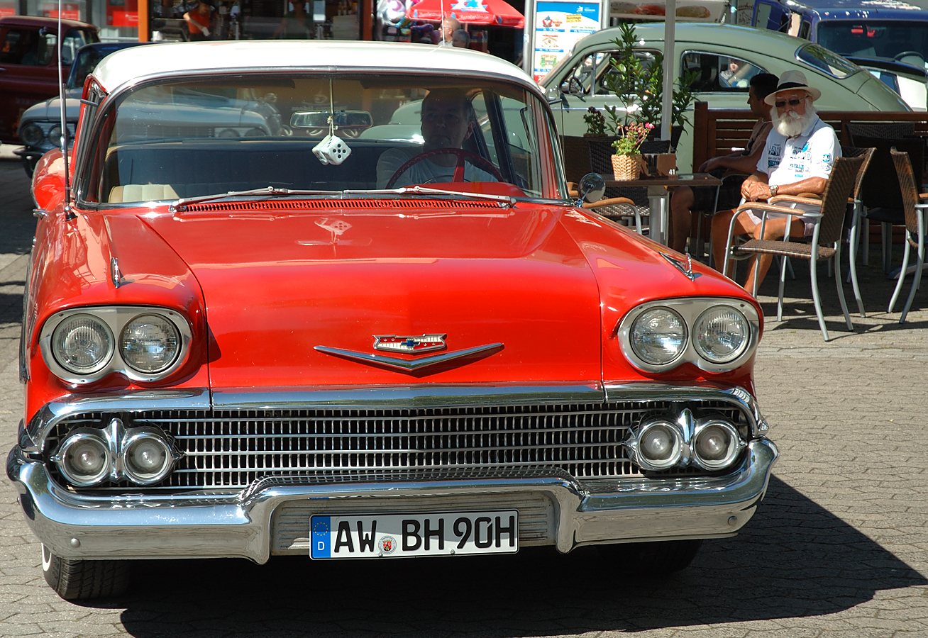US-Chevy Impala, der alte Volvo und der staunende Herr