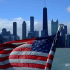 US Flagge vor der Skyline von Chicago