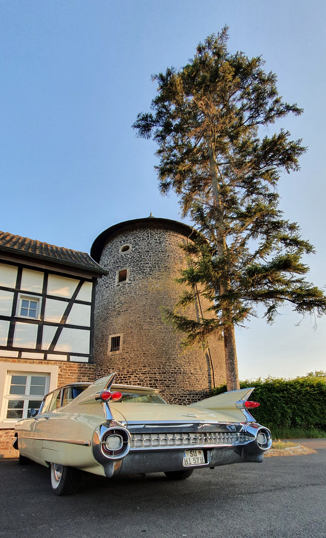 US-Oldtimer vor Villiper Mühle