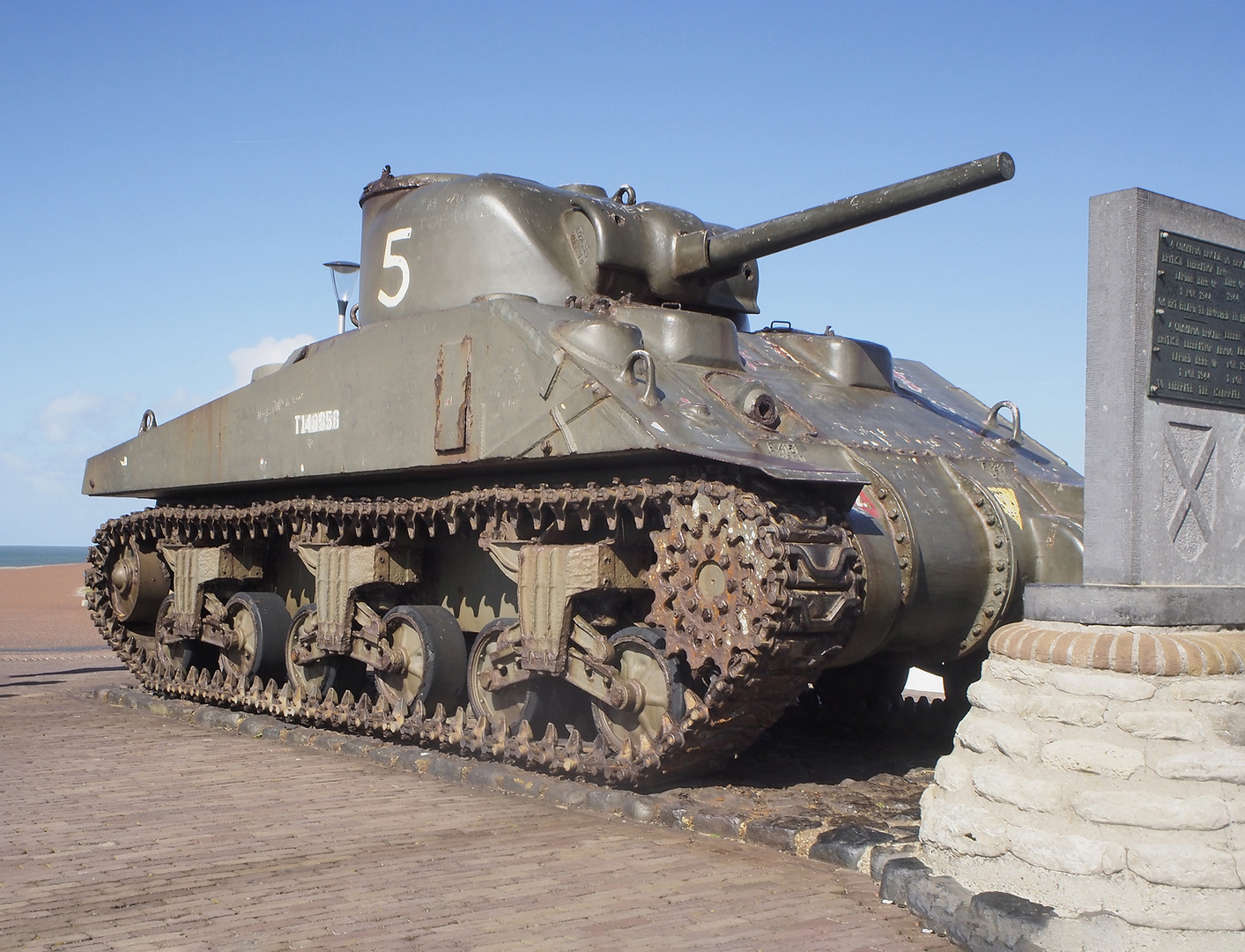 US Sherman-Panzer aus dem 2. Weltkrieg als Denkmal für die Landung der Alliierten
