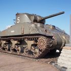 US Sherman-Panzer aus dem 2. Weltkrieg als Denkmal für die Landung der Alliierten