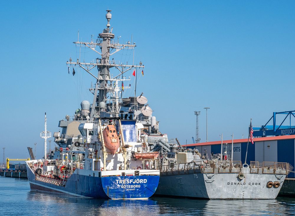 US-Zerstörer DONALD COOK im Rostocker Seehafen