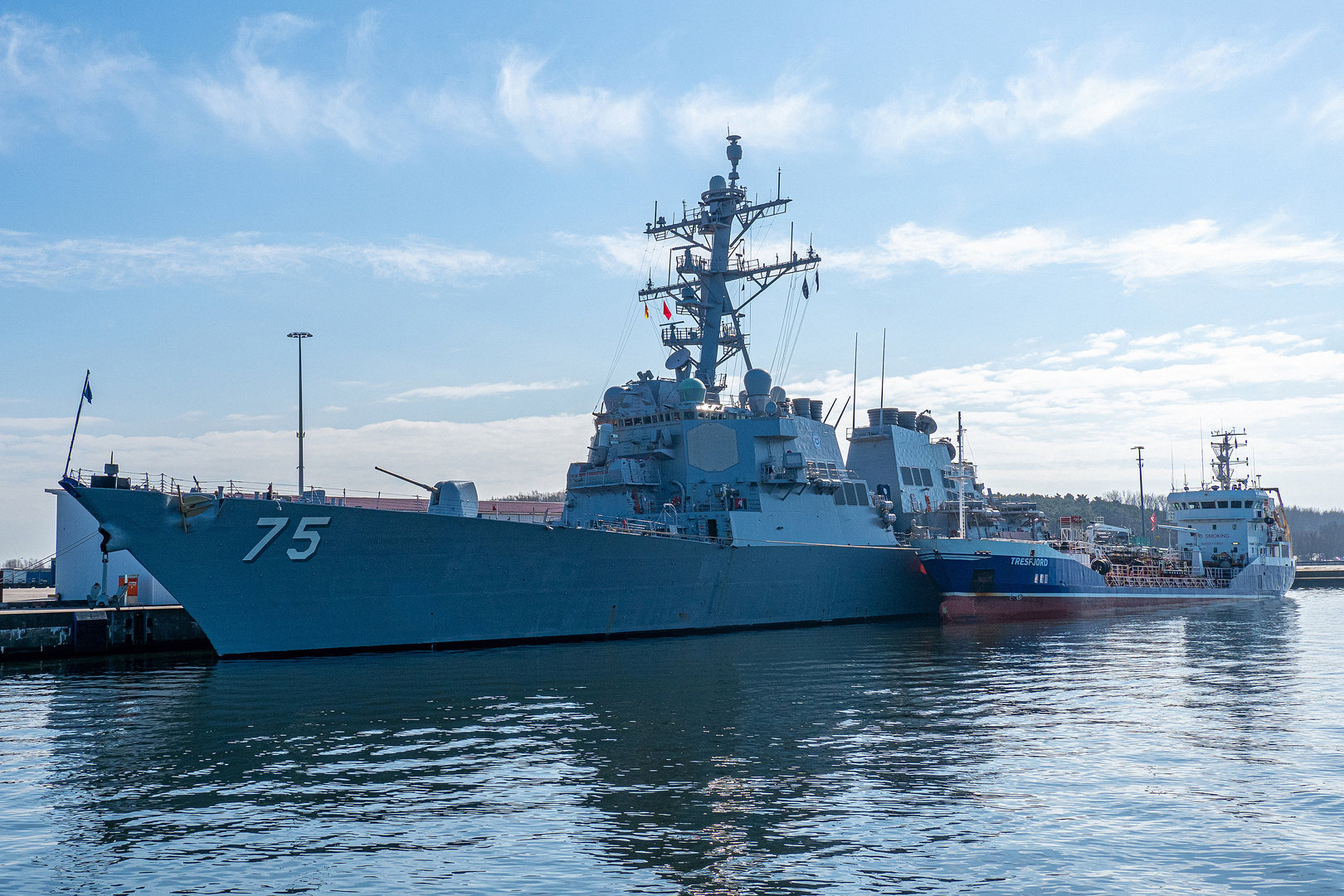 US-Zerstörer DONALD COOK im Rostocker Seehafen