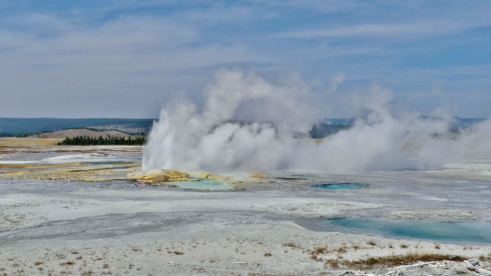 USA 2018 - Yellowstone Nationalpark (3) - Hier brodelt und qualmt es an vielen Stellen