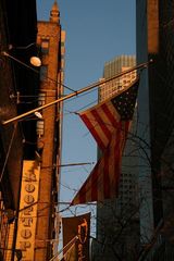 USA Flagge beim Sonnenaufgang in New York