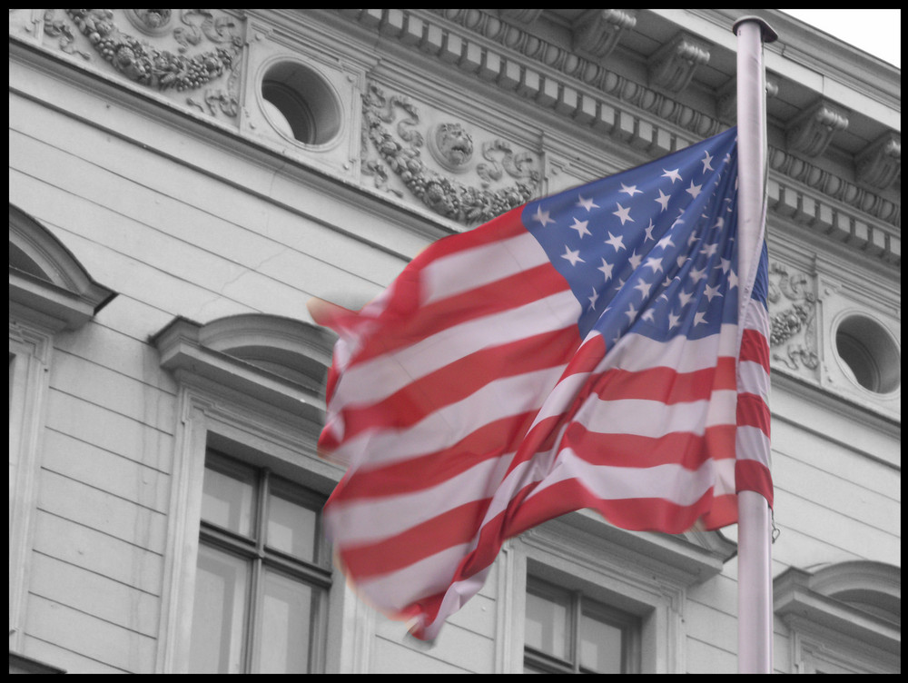 USA Flagge über Checkpoint Charlie