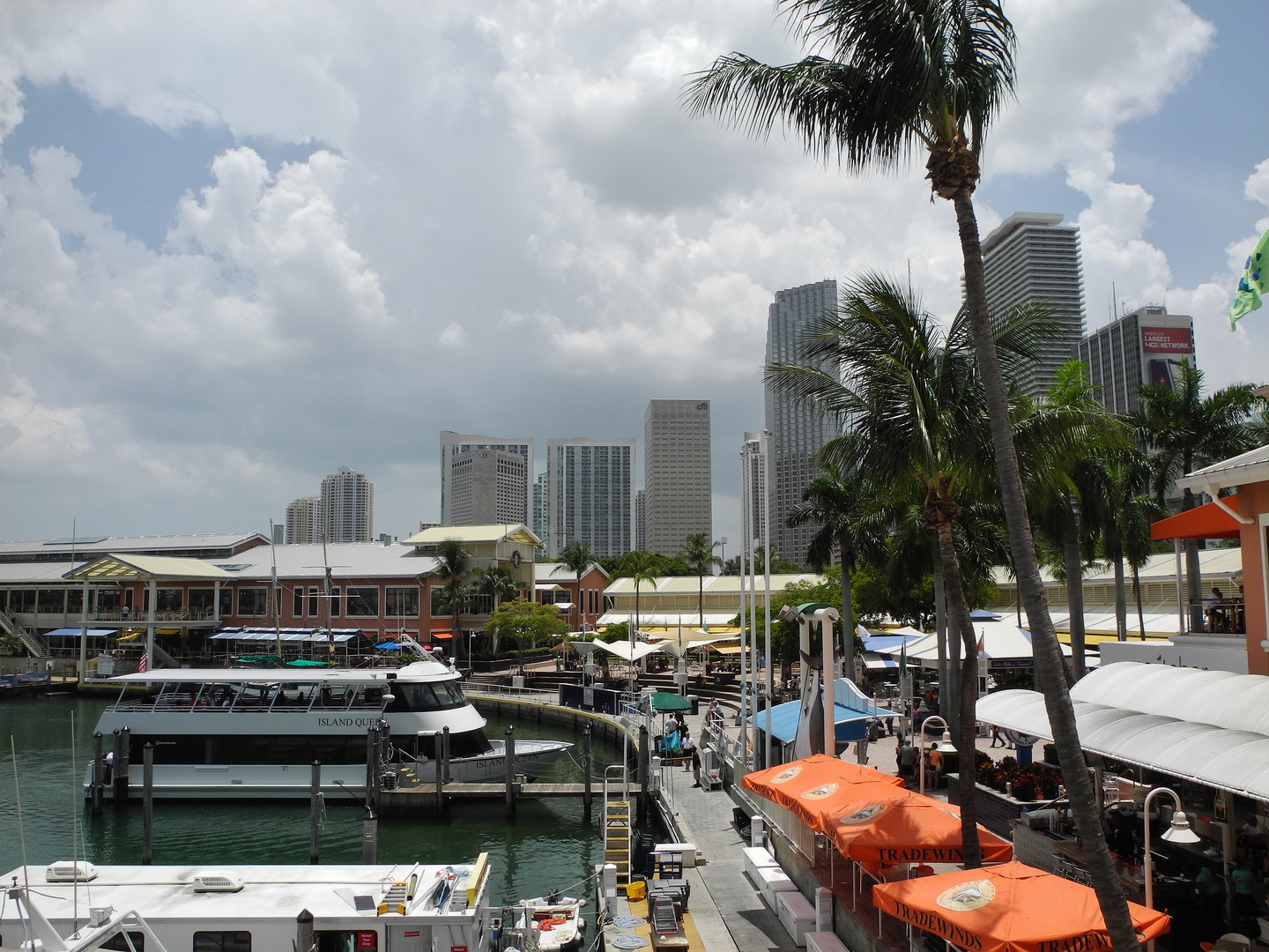 USA-Florida: Blick von der Bayside auf Miami- Downtown.