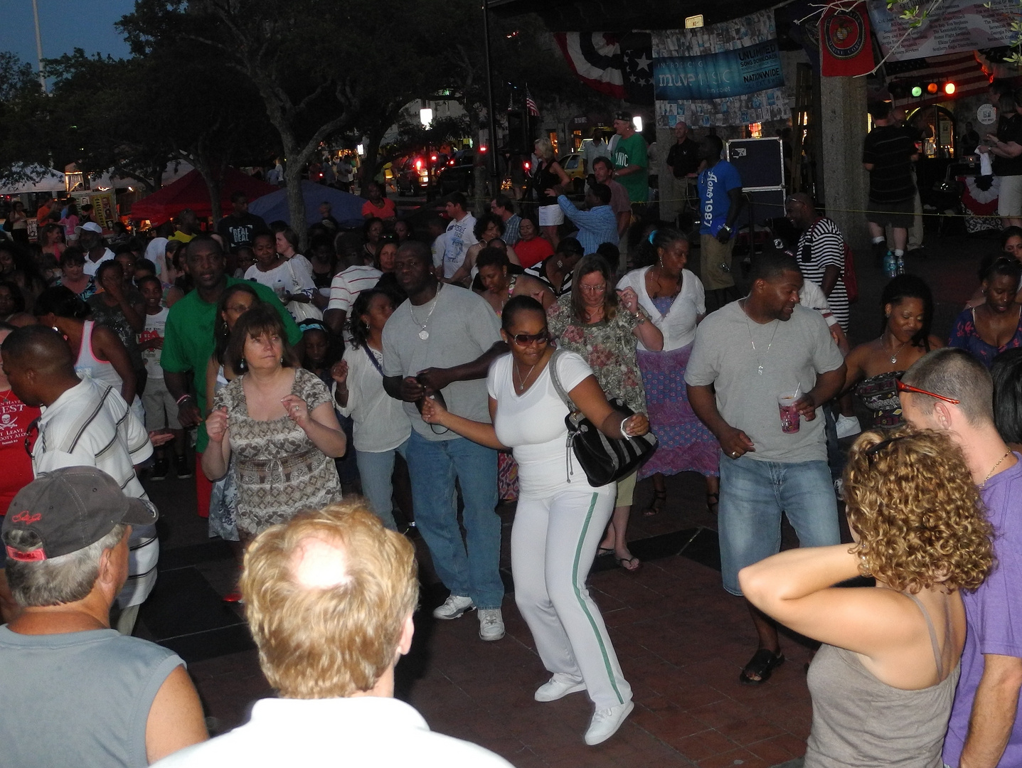 USA-Georgia: Abends in Savannah. Mit Begeisterung wird Boogie getanzt.