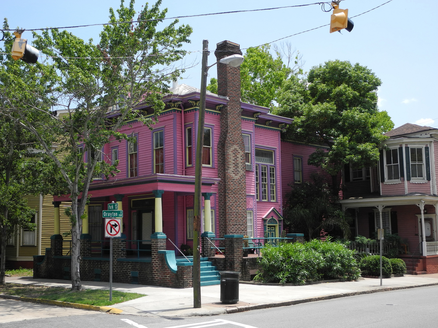 USA-Georgia: Farbenfrohe Häuser in Savannah an der Ostküste Amerikas.