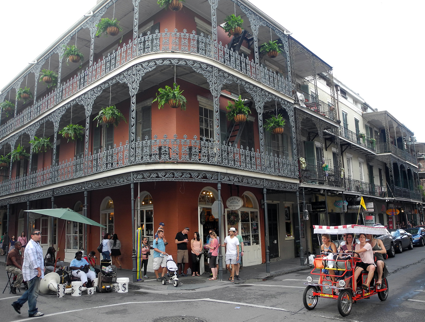 USA-Südstaaten: New Orleans- Straßenzug im legendären French-Quarter